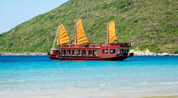 Tour Nha Trang 4N3Đ: Trải nghiệm 2 du thuyền đẳng cấp - Hang Rái, trượt cát Ninh Thuận